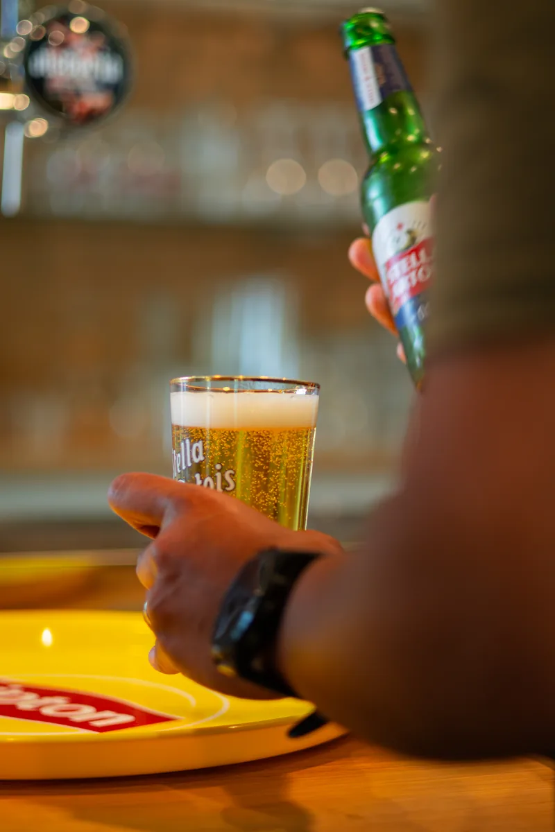 Une bière servie au bar