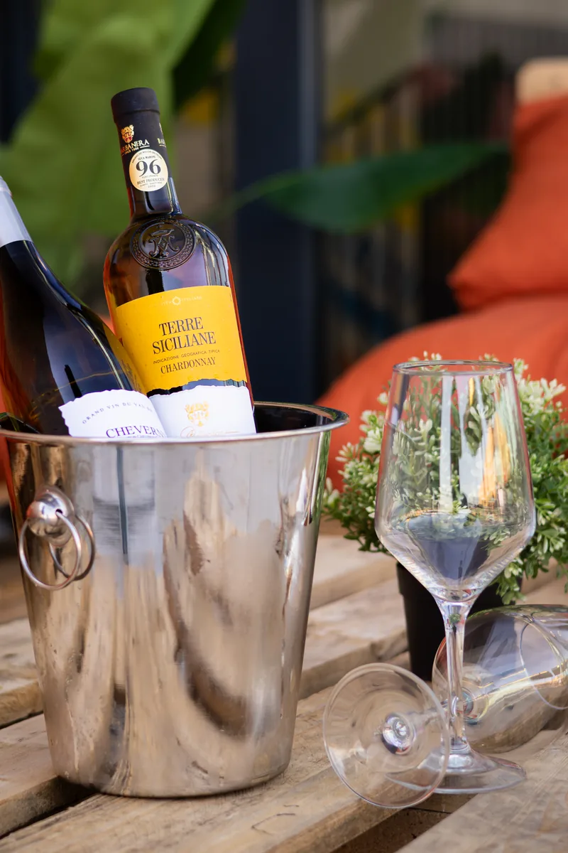 Champagne servi en terrasse