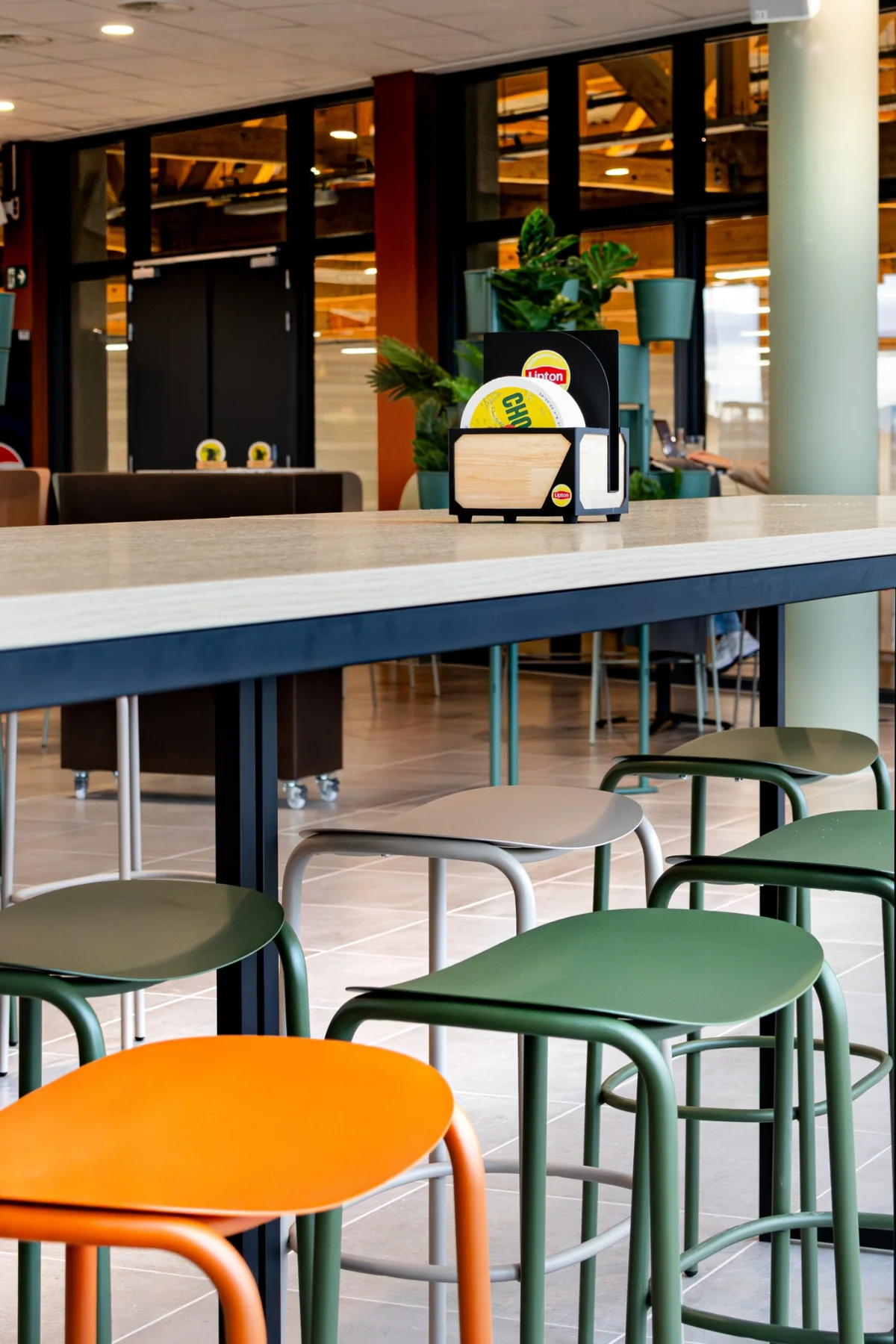 Interieurzicht op de bar en zitplaatsen van 1370 Clubhouse in Jodoigne