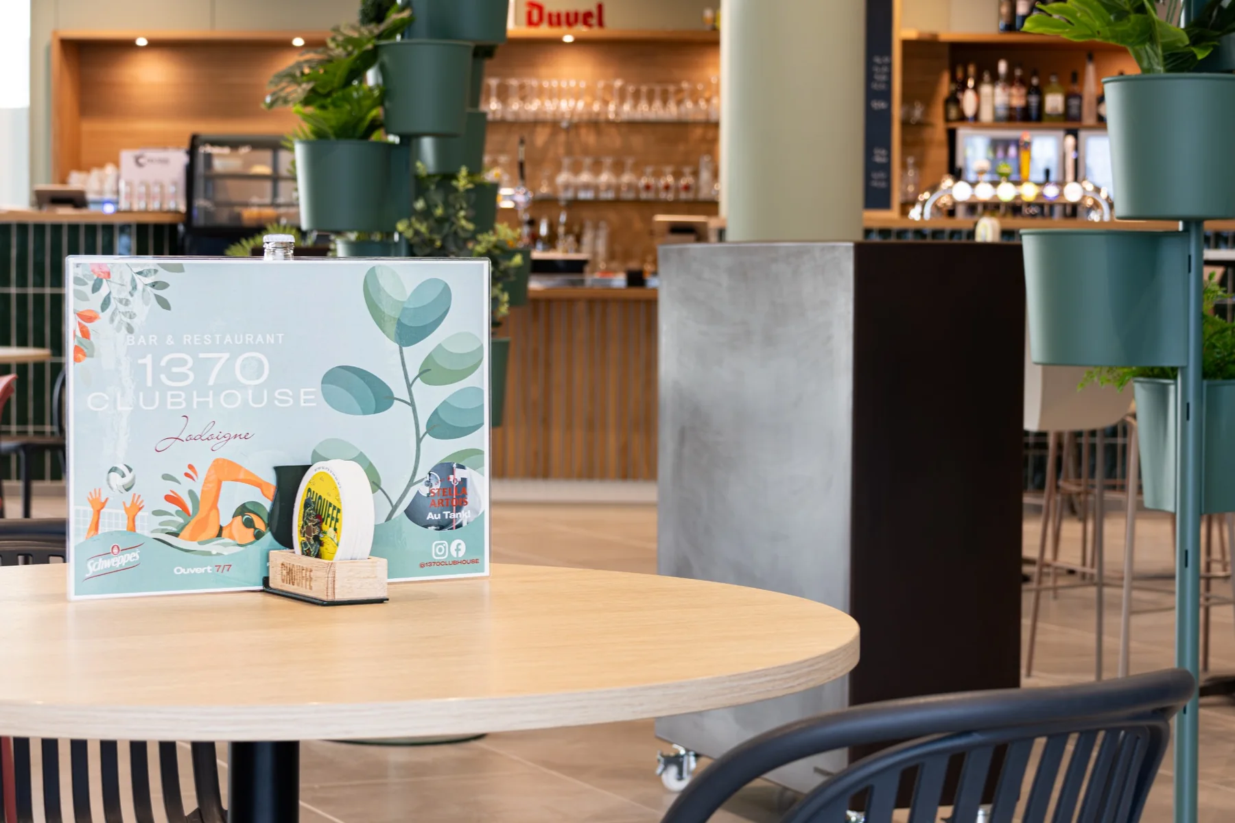Overzicht van het restaurant en de bar van 1370 Clubhouse in Jodoigne