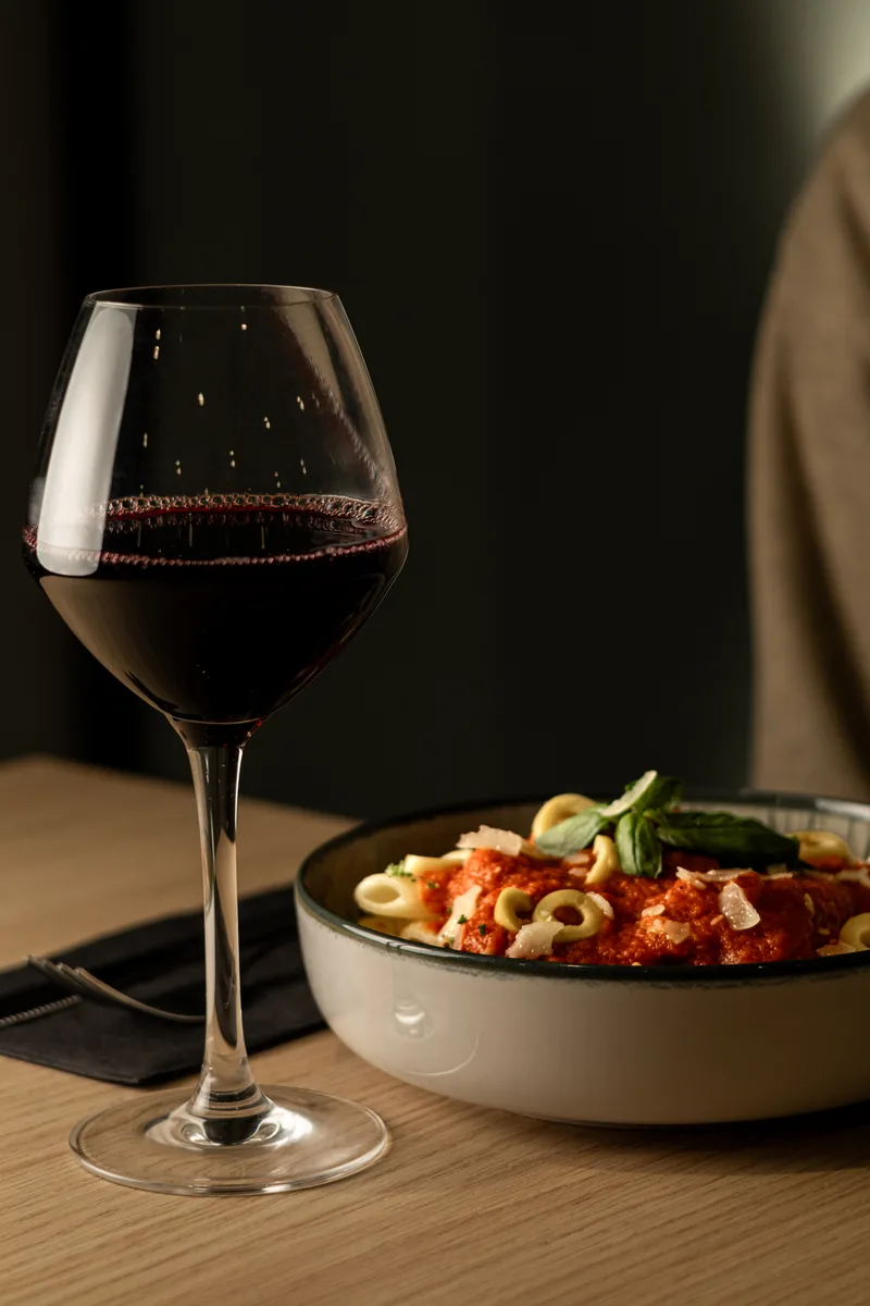 Pâtes et verre de vin