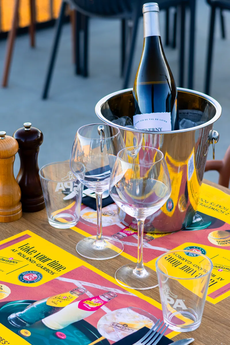 Table dressée pour un verre en terrasse